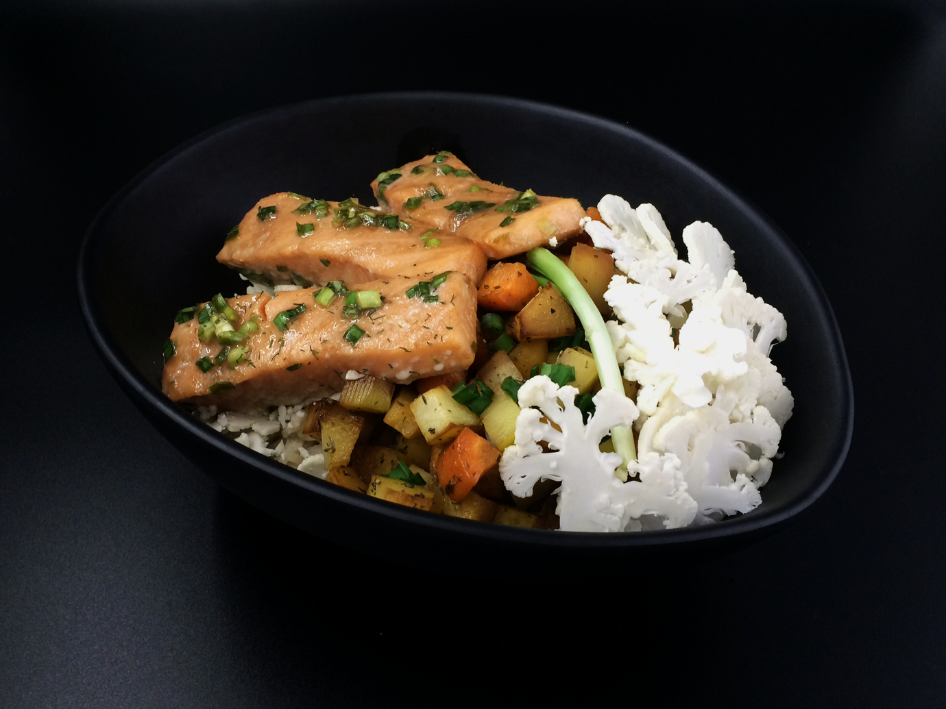 nourish-bowl-riz-legumes-au-four-saumon