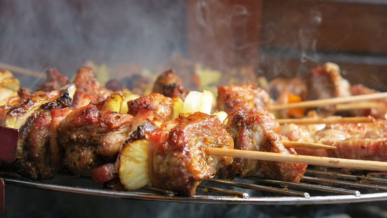 Barbecue ou plancha, plancha ou barbecue, viande, brochette, grillade, été, 