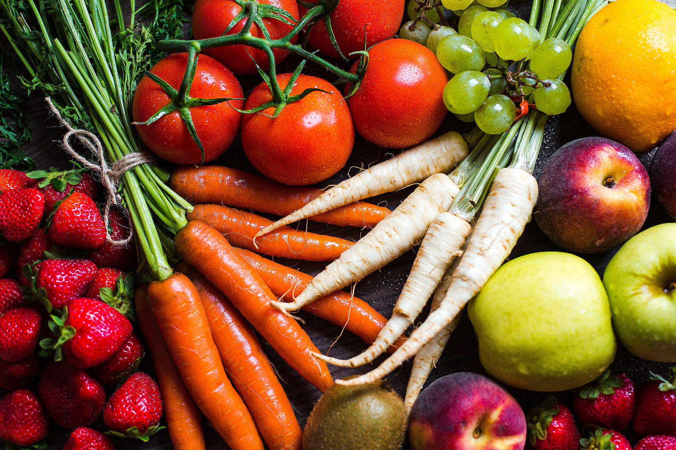 Conseils pour une alimentation saine, Légumes, Fruits, Carottes, Tomates, Fraises, Pommes, Raisins, Kiwis, Oranges