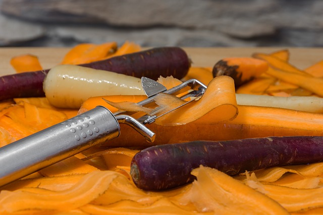 Mais que faire des restes, couteau économe, carotte, peau de carotte, pluche de carotte, carotte rouge, carotte orange